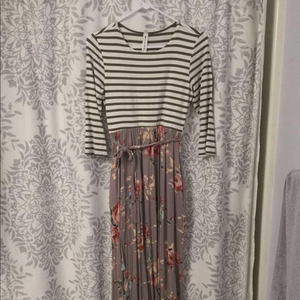 Beautiful Vanilla Bay floral/stripe Maxi dress