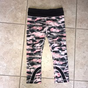 Pink camo Lululemon Inspire cut size 6