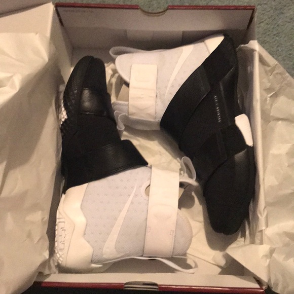 LeBron Soldier 10 Pinnacle - Picture 3 of 5