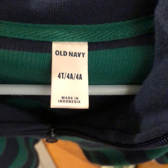 Boys Old Navy green and navy blue shirt. Size 4T - Picture 2 of 2