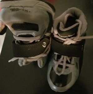 I am selling used unisex tennis Shoes