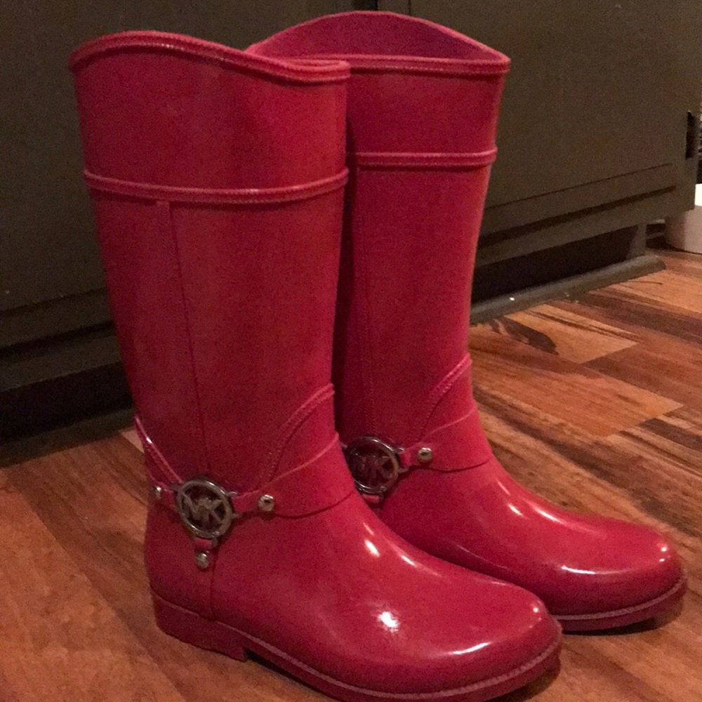 Pink rain boots ☔️