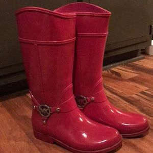 Pink rain boots ☔️