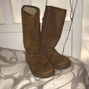 Brown airwalk winter boots.