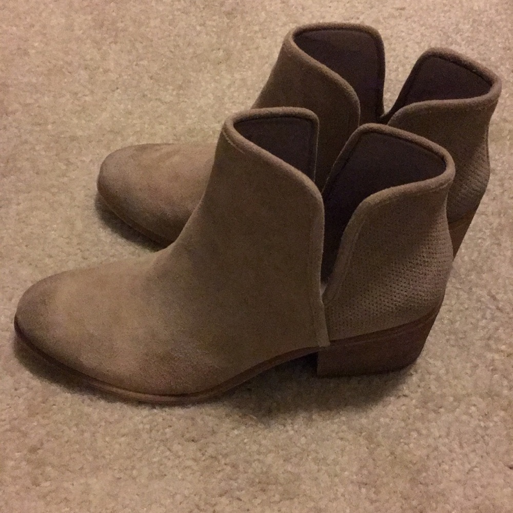 HINGE Barris Block Heel Booties