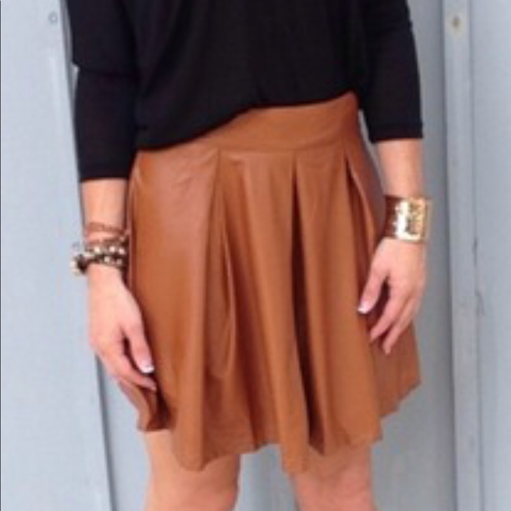 NWOT🤩 Never Worn Camel faux leather skirt