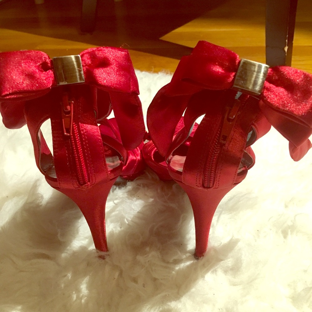 Michael Shannon Red Bow 🎁 High heels!