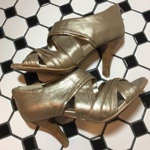 Sofft metallic gold heel 6