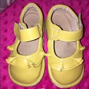 Mary Jane Ruffled Mustard Boutique shoes size 7