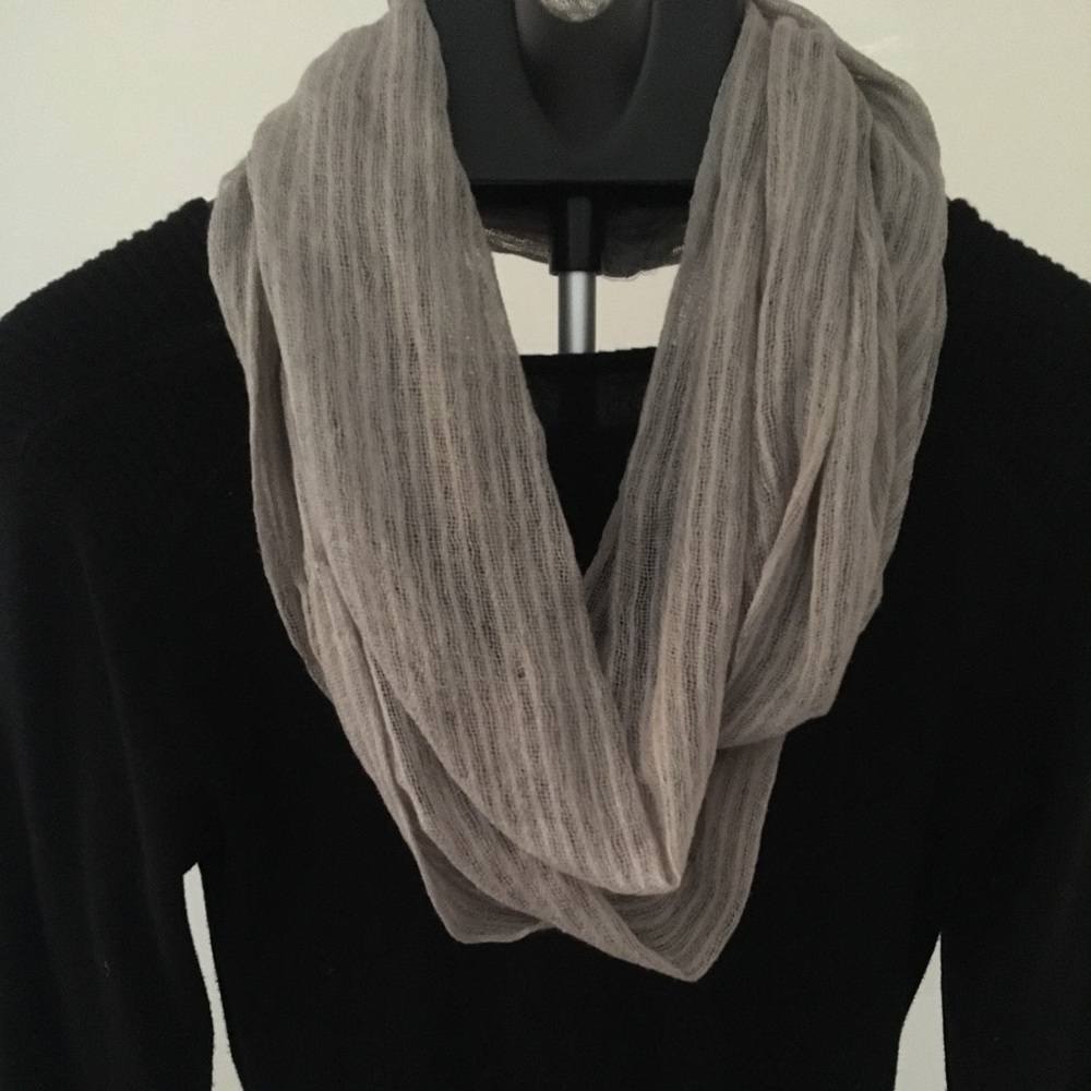 2 infinity scarves 🌹