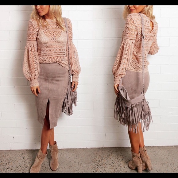 Lace & Lantern Sleeves - Picture 3 of 4