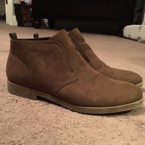 Beautiful olive green/tan flats