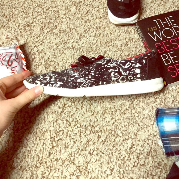 Toms - Picture 1 of 2