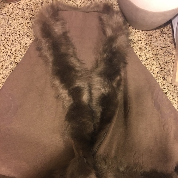Faux fur wrap - Picture 2 of 2