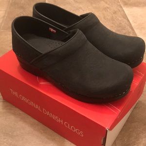 Size 38 Sanita black tooled leather clogs