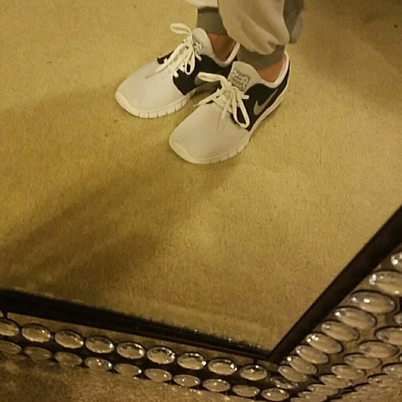 Nikes - Picture 5 of 7