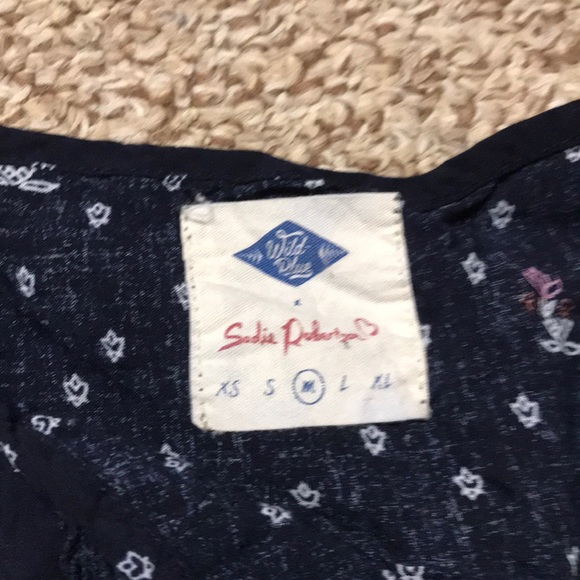 Flowy 3 quarter length sleeved shirt - Picture 2 of 2