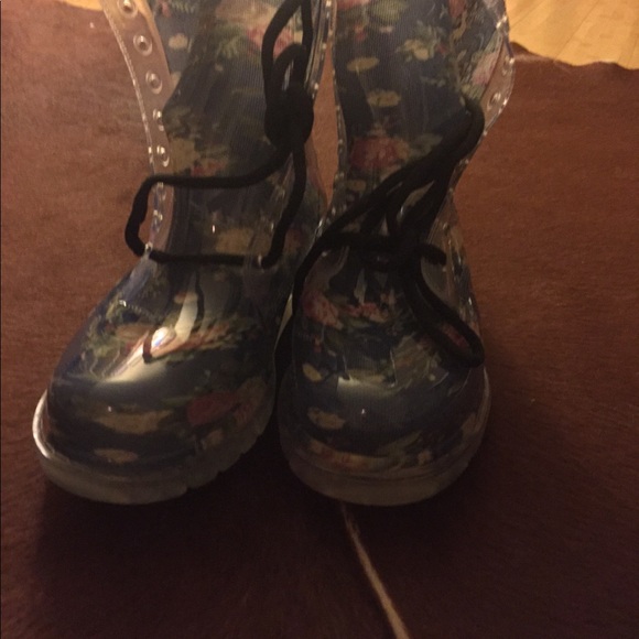 Boots - Picture 3 of 4