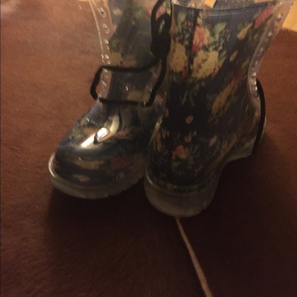 Boots - Picture 4 of 4