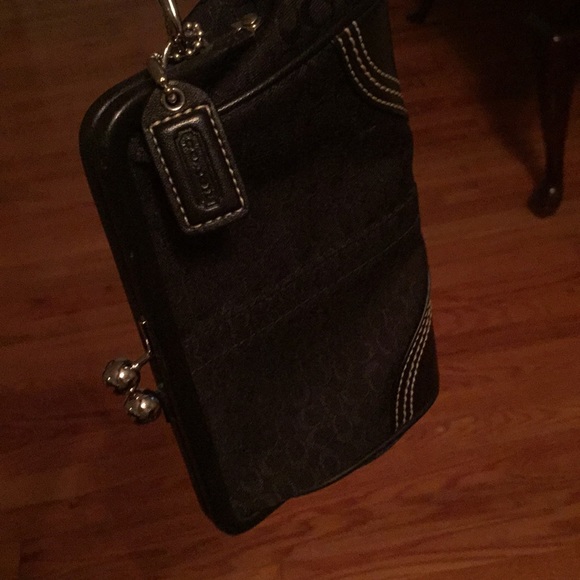 Coach black kiss lock wristlet. - Picture 3 of 6