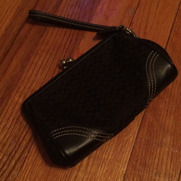 Coach black kiss lock wristlet. - Picture 5 of 6
