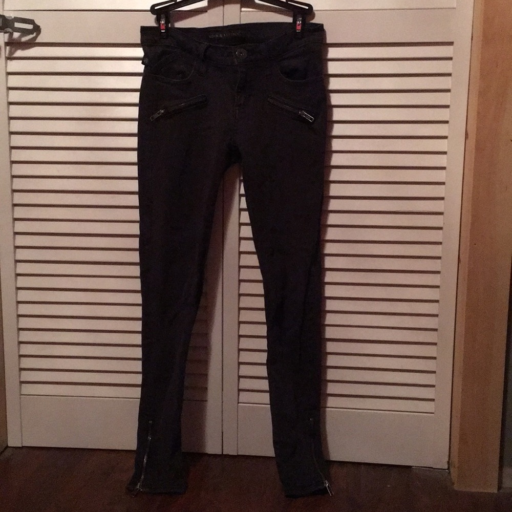 Size 2 rock and republic black skinny jeans