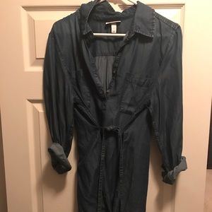 Jean looking maternity shirt