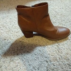 Short heeled boots