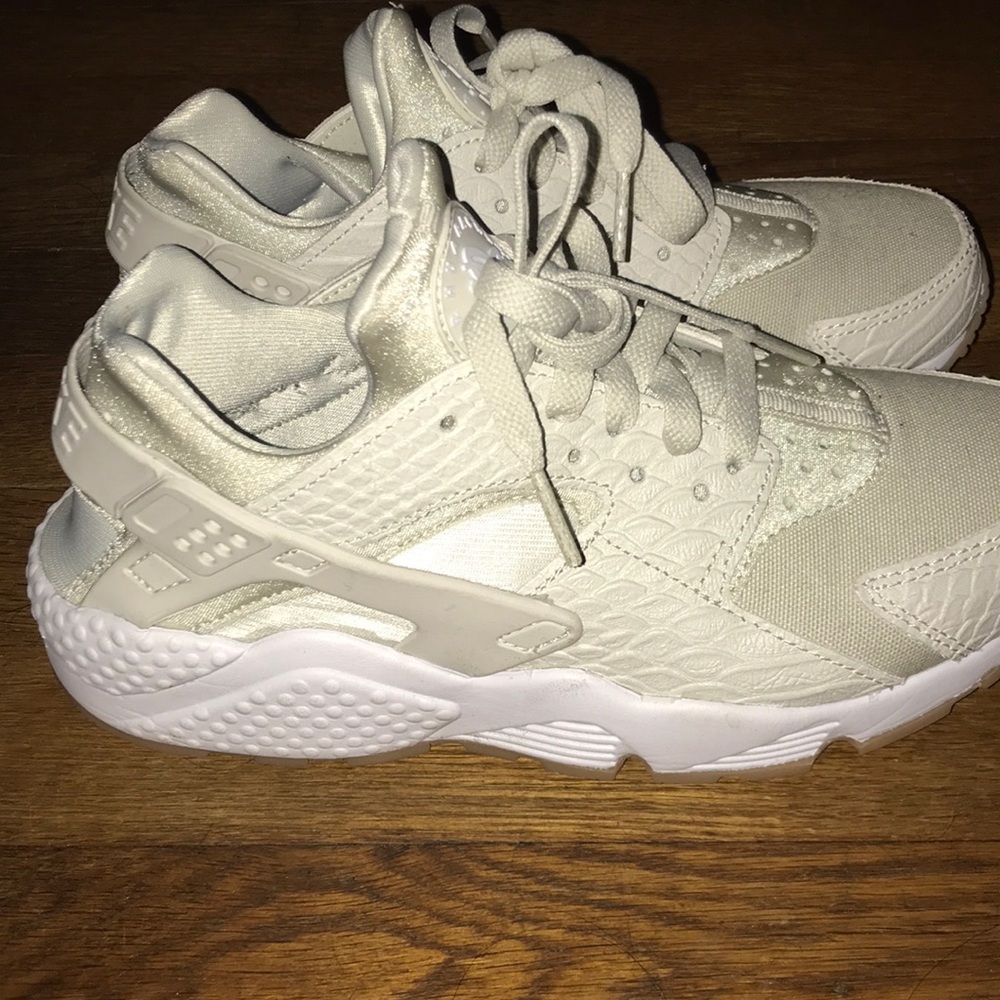 NIKE HUARACHE