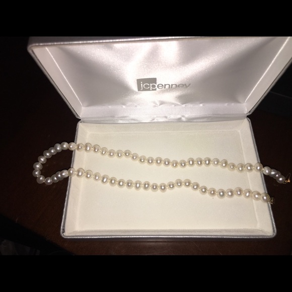 Pearl Necklace - Picture 2 of 4