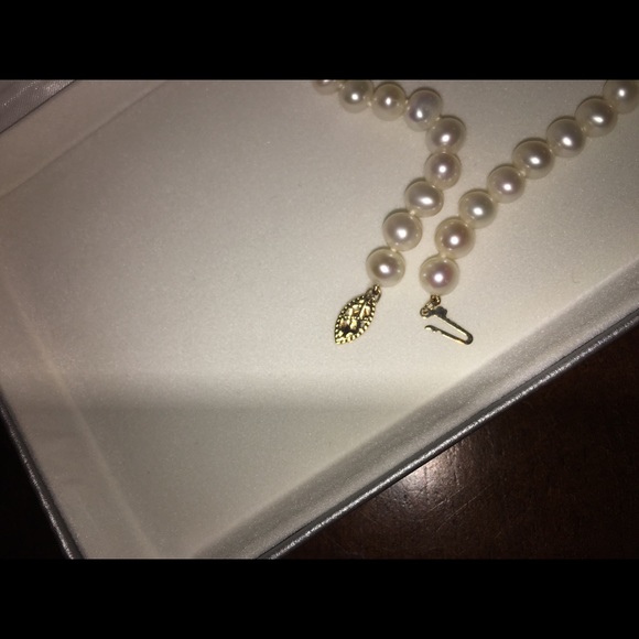 Pearl Necklace - Picture 3 of 4