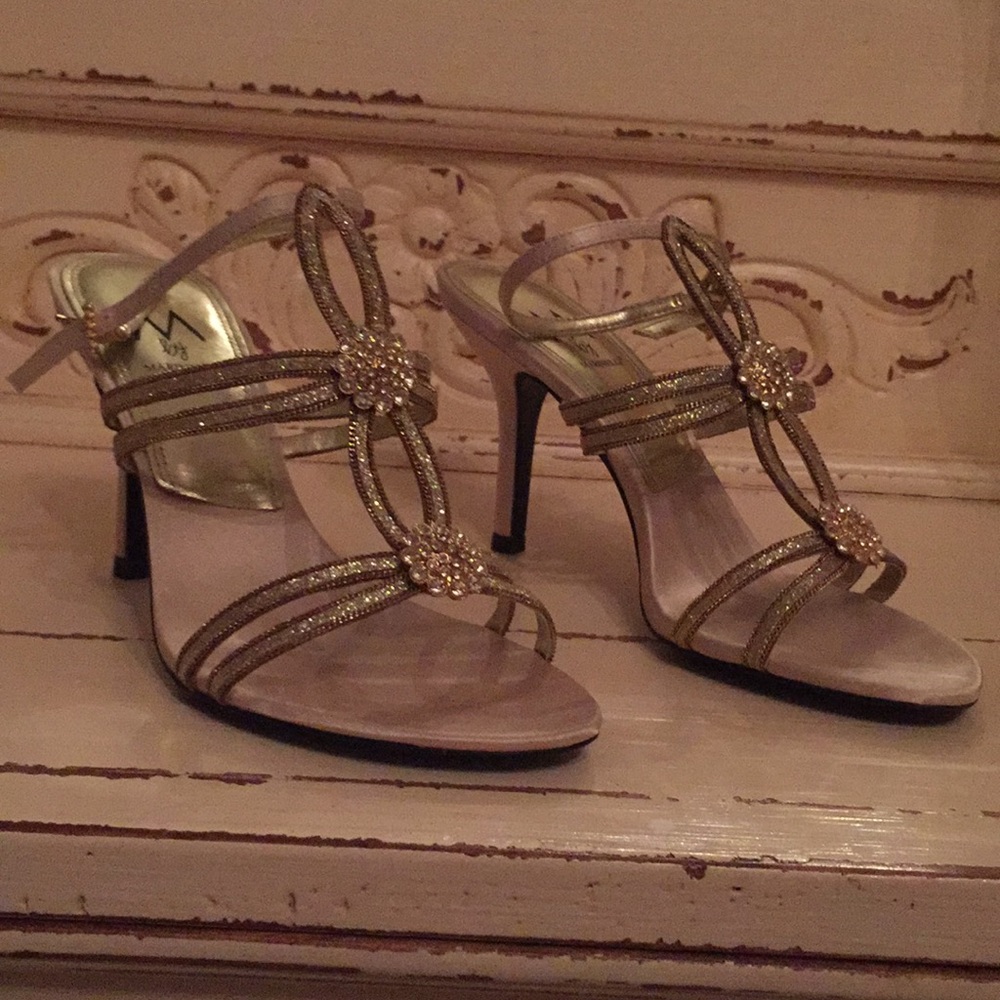 Dressy gold shoes
