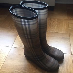 Barely worn Burberry Rainboots