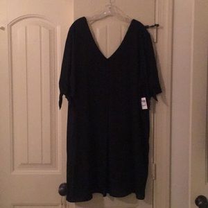 Open sleeve black dress