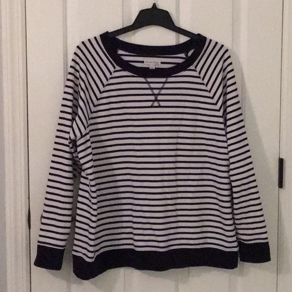Navy/white sweatshirt