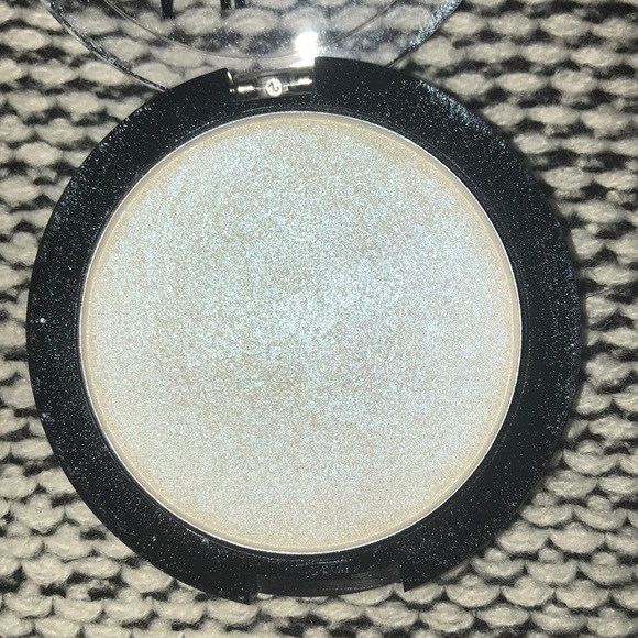 NYX Duo Chromatic Illuminating Powder - Picture 3 of 5