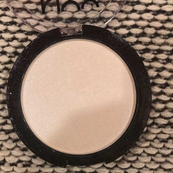 NYX Duo Chromatic Illuminating Powder - Picture 4 of 5