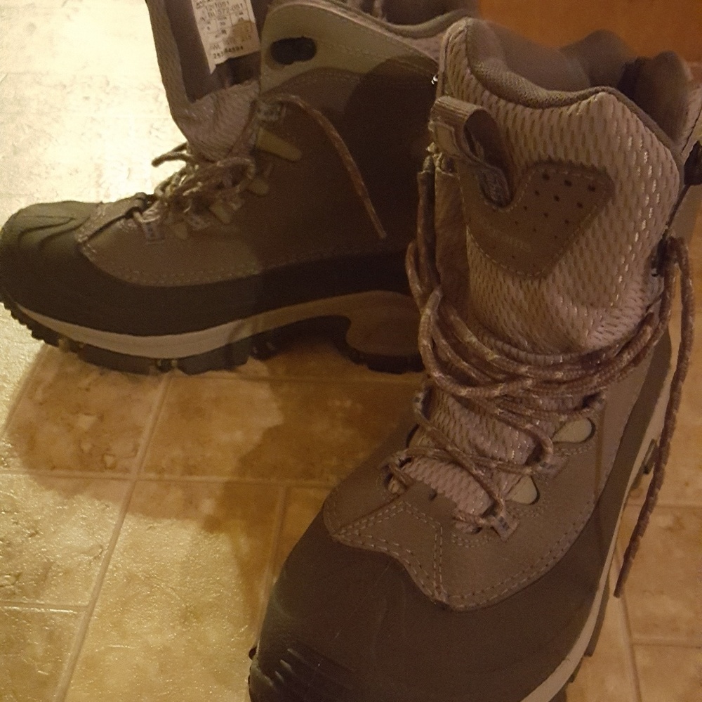 Snow boots