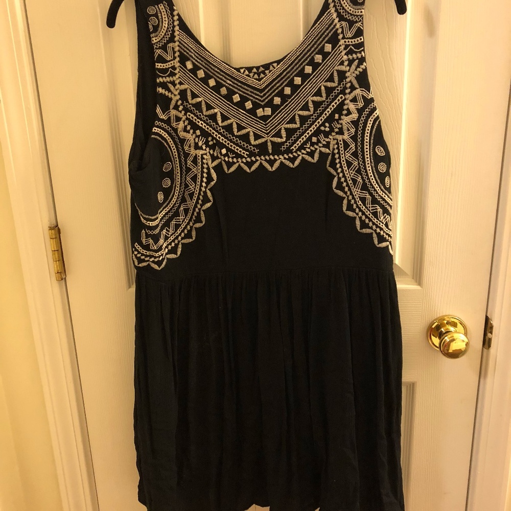 Size XXL black flowy dress with white pattern