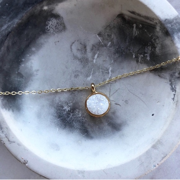 Last 1! 🌸White Druzy Choker Necklace - Picture 3 of 4