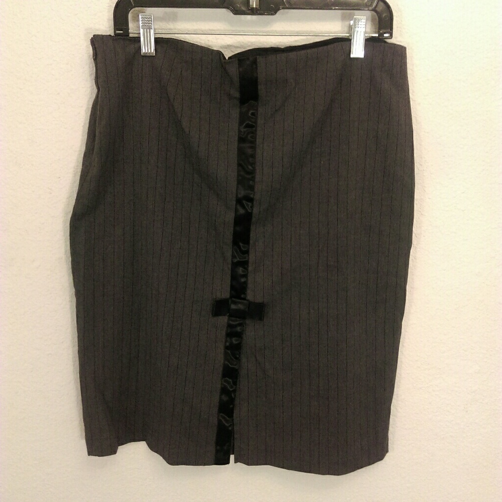 Speechless gray pinstripe pencil skirt. jnrs 13.
