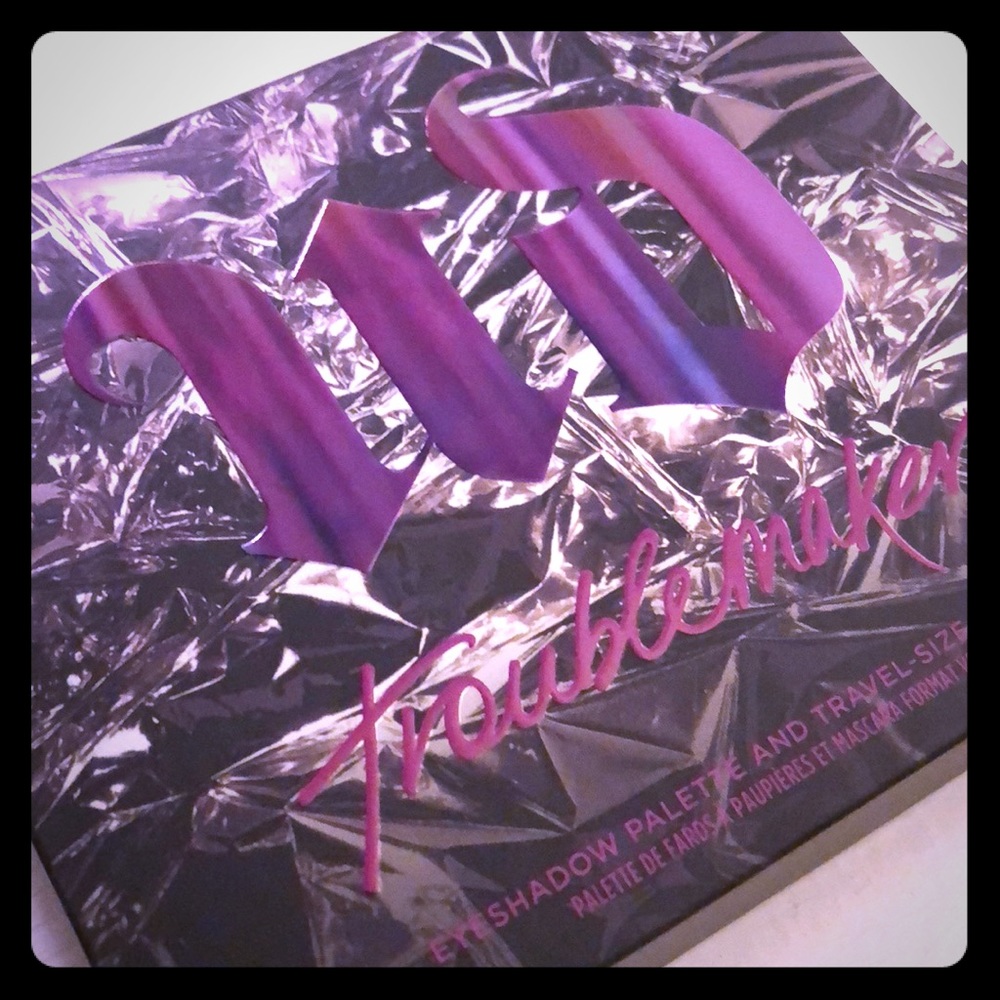 URBAN DECAY Troublemaker Eyeshadow Palette