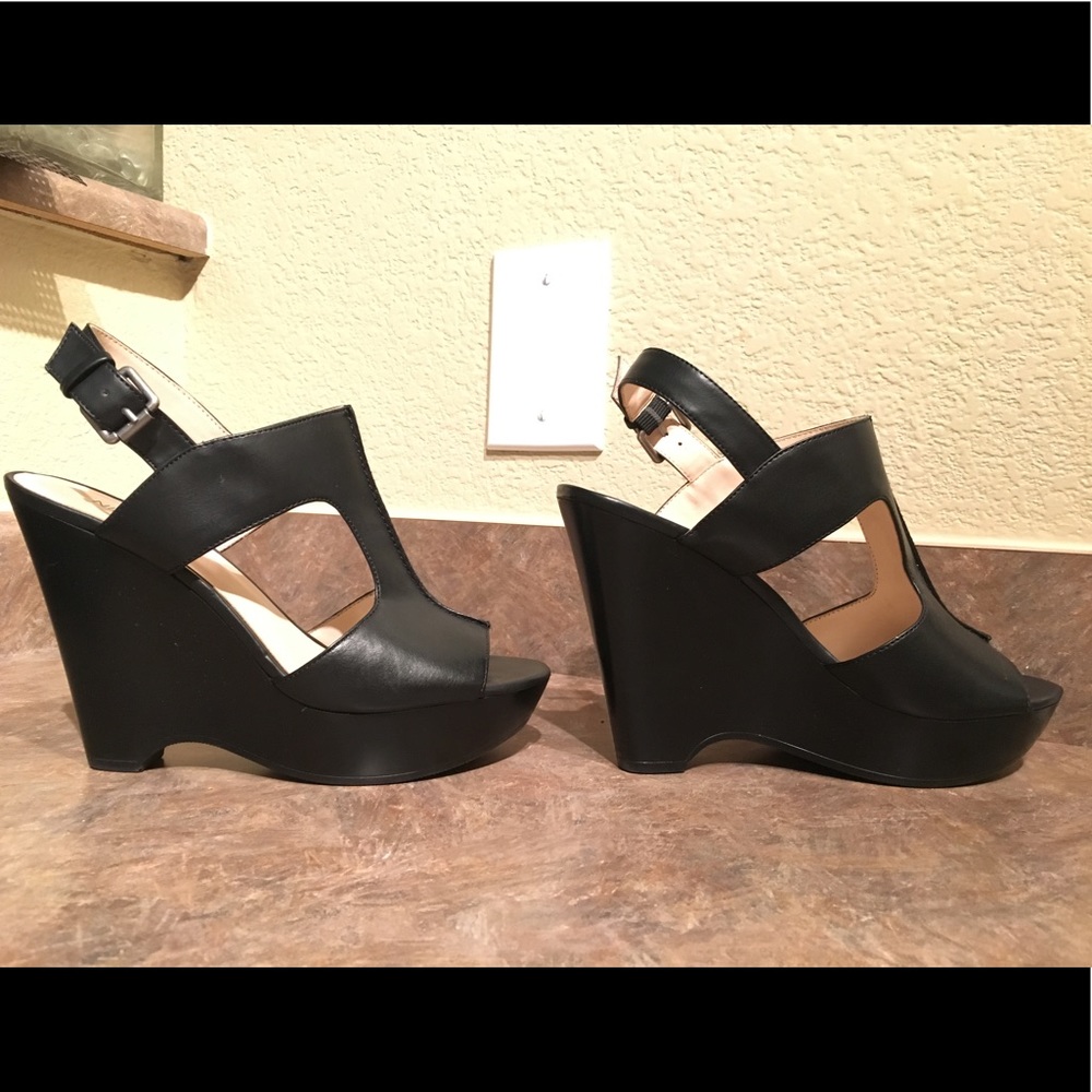‼️Reduced Price‼️ Black Nine West Wedge, size 7!