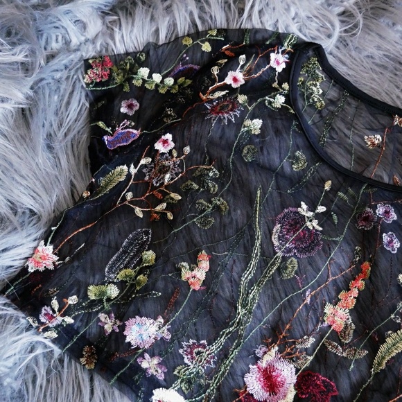 ✖SOLD✖ Mesh Floral Embroidery Crop Top - Picture 2 of 4