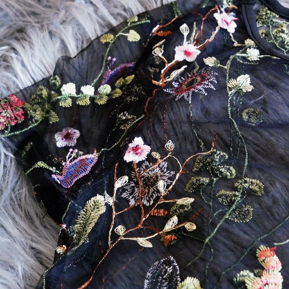✖SOLD✖ Mesh Floral Embroidery Crop Top - Picture 4 of 4