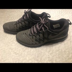 LIKE NEW Men’s Nike sneakers!