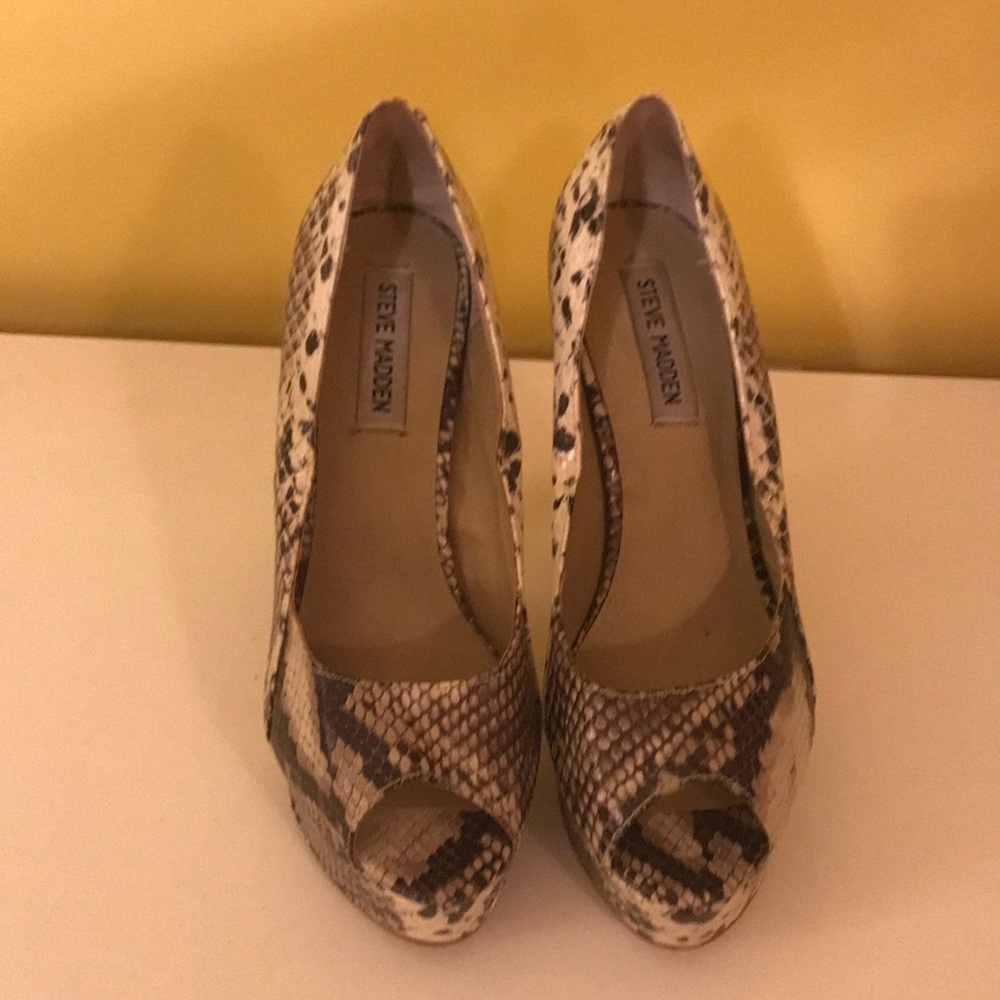 Snake skin heels size 8.5