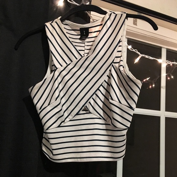 privately privileged Tops - Crop Top w Stripes. L-XL fit