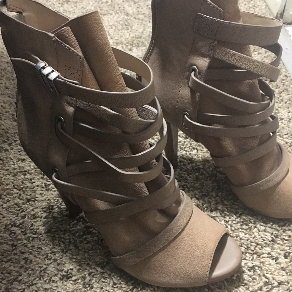 guess peep toe heels
