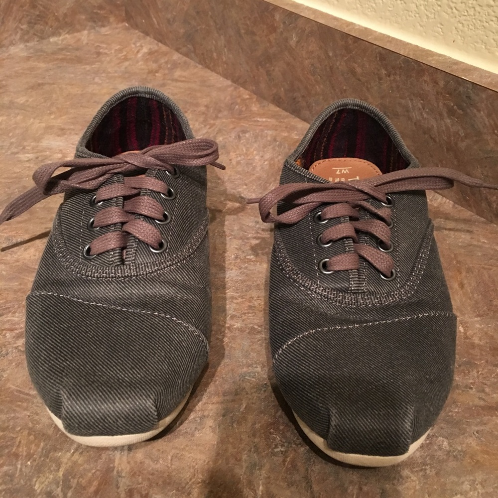 Dark grey TOMS with laces, size 7! Only worn once!